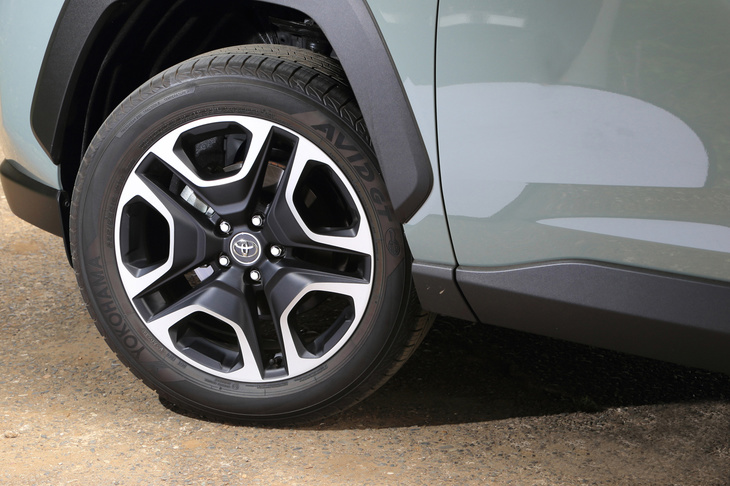 「アドベンチャー」専用デザインの19インチアルミホイール。組み合わされるタイヤのサイズは235/55R19となっている。