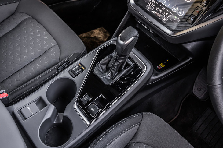 トランスミッションは「リニアトロニック」と呼ばれるチェーン駆動のCVT。オーソドックスなレバー式のシフトセレクターが採用される。