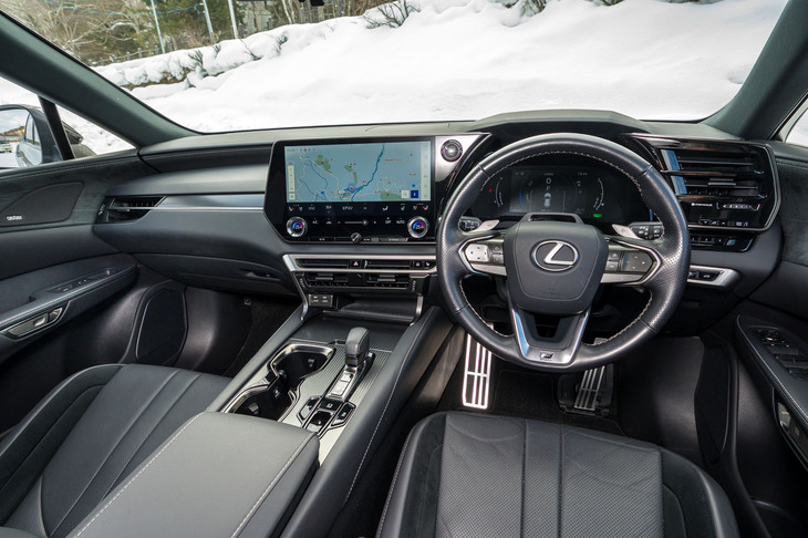 インストゥルメントパネルとドアパネルをスムーズな曲線で結ぶことで包まれ感を演出。こうした低温環境下では視覚的にも温かみが感じられる空間だ。