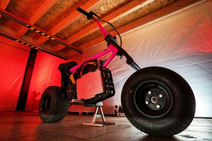 先に紹介した電動スピードウェイレーサーを製作したE-Racingが、そこに使用したバッテリー＆動力系をミニモト風の車体に搭載した電動ピットバイクがコレ。フレームはオリジナルのスチール鋼管製。小さな車体、短いホイールベース、ドーナツみたいな肉厚タイヤに、600cc単気筒エンジンと同等の出力を発生するモーターを組み合わせれば、どんなマシンに仕上がるか？　レース会場でスタッフやライダーが移動に使うピットバイクをモチーフに、モーターとバッテリーを使って遊び心満載で製作された。