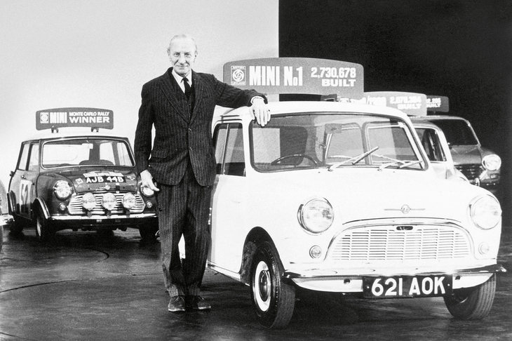 「ミニ」と同車の設計者であるアレック・イシゴニス。イシゴニスはモータースポーツを共通の趣味とするジョン・クーパーの友人でもあった。