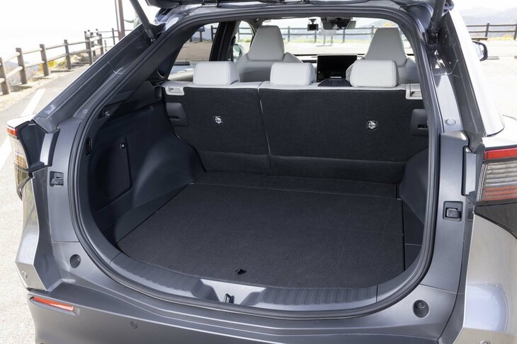 荷室は床面長が985mmで幅の最大値が1288mm。後席を立てたままでもゴルフバッグが3個積める。