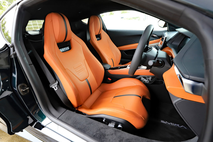 「V6ファーストエディション」に装備されるプレミアムスポーツシート。12wayの電動調整機構に、2つのプリセットメモリー機能、3段階で温度調節ができるヒーターを備えるなど、まさに至れり尽くせりだ。