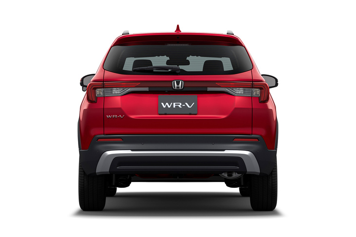 あえて重心を高く見せ、水平基調のリアコンビランプとガーニッシュを強調したという「WR-V」のリアビュー。テールランプとストップランプには全グレードでLEDが採用される。