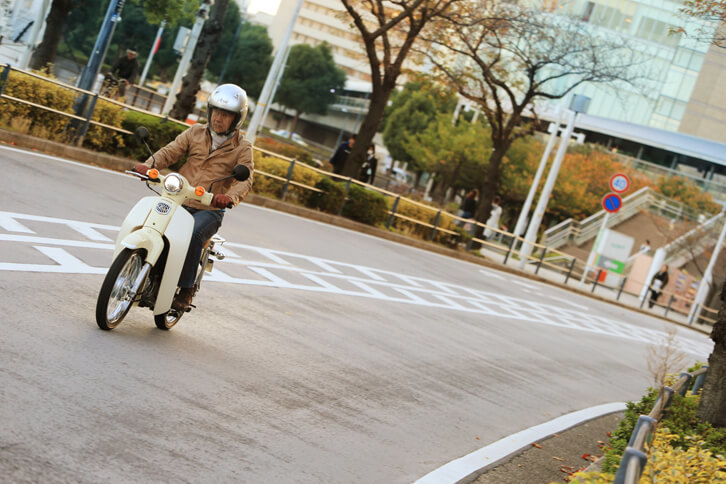 「スーパーカブ110」ではエンジンの改良に加え、ドライブチェーンを420から428にサイズアップ。さらなる耐久性の向上と長寿命化が図られている。