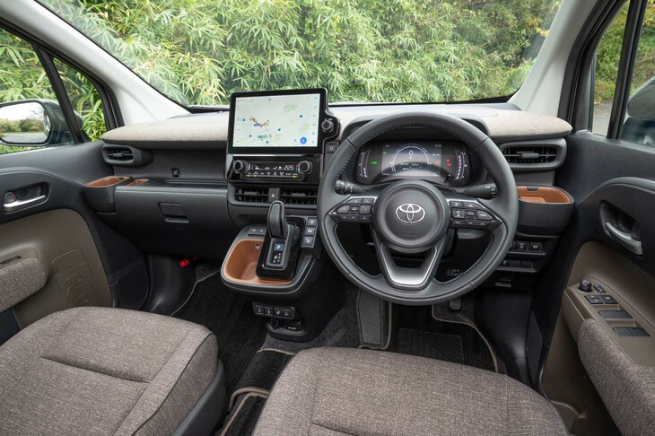 “シカクマル”のコンセプトはインテリアにも反復。ファブリックが貼られたダッシュボードは「Z」専用で、試乗車のカーキのほかにフロマージュとブラックも選べる。