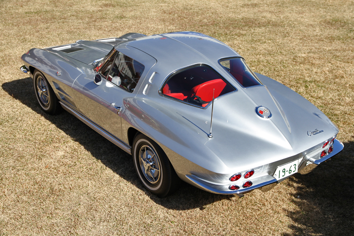 1963年「シボレー・コルベット スティングレイ」。極上のコンディションの、スプリットウィンドウを持つ「C2コルベット」の最初期型である。