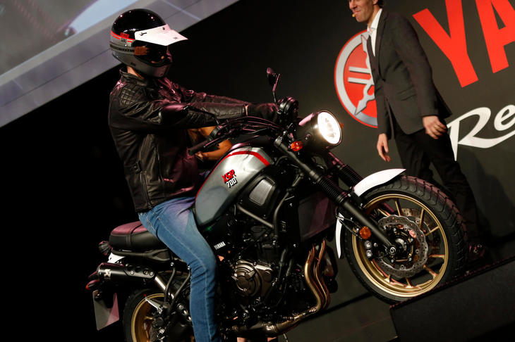 「ヤマハMT-07」をベースに、クラシカルな外観デザインが採用された「XSR700」。その車体をアレンジし、スクランブラースタイルとしたのが、この「XSR700 XTribute（エックストリビュート）」である。ロングセラーモデル「SR」の前身であり、パリダカールラリーの初回大会で優勝した「XT500」の“トリビュート”だ。