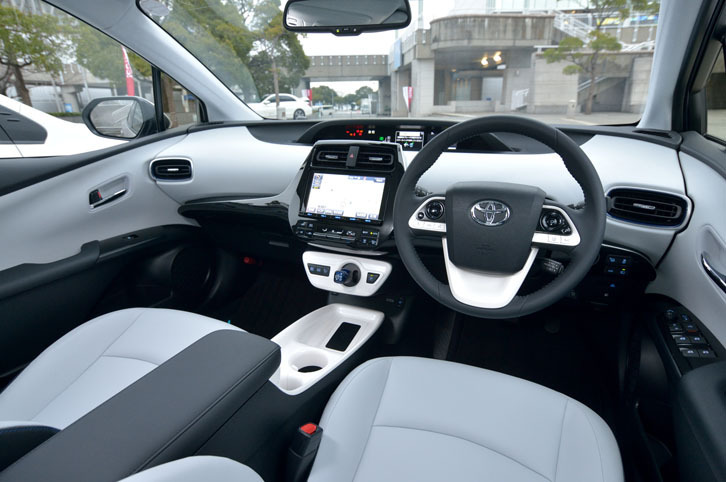 これまで「プリウス」に採用されていたデザインを進化させつつ、先進性と温かみを表現したというインテリア。