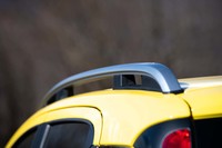 シルバーのルーフレールも「パンダ クロス4×4」の専用装備となっている。