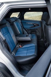 ホイールベースの延長分は、すべて後席の足元空間拡大に充てられている。