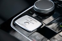 センターコンソールに備わる製造番号入りのプロダクションプレート。試乗車は「008」だった。