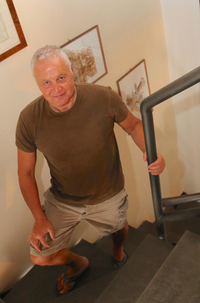 屋根裏部屋への階段は、自身の歩みをたどるタイムトンネルのようだ。