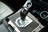 日本の道でも十分実用的といえるギア比の9段AT。「ファーストエディション」には、シフトパドルも備わっている。