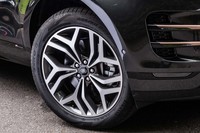 試乗車の「R-DYNAMIC HSE P300 MHEV」には、前後とも235/50R20 サイズの「ピレリ・スコーピオンゼロ」オールシーズンタイヤが装着されていた。