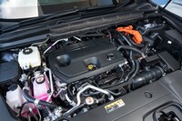 2.5リッターエンジンと前後のモーターを合わせたシステム最高出力は309PS。0-100km/h加速のタイムは6.5秒。