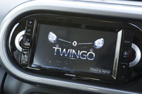 ダッシュボードに設置された、オプションのアルパイン製ナビゲーションシステム。「GT」の発売と時を同じくして採用されたもので、「トゥインゴ」の他のグレードでも選択可能となっている。