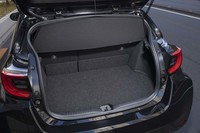 荷室の容量は4人乗車時で174リッター。奥行きは574mm、幅は1081mmとなっている。