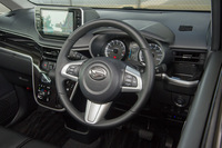 ステアリングホイールは標準車、「カスタム」ともにターボ車のみ革巻き、その他のグレードはウレタン製となる。