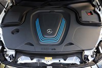 フロントボンネットの下は、大きなカバーで覆われている。メカの類いは目に入らない。