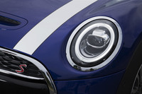 従来は馬蹄型（逆U字型）だったデイタイムランニングライトは、切れ目のない円形へと変更されている。