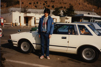 「408」のぺったんこで直線基調のシャープなフォルムは、わが青春の「日産ガゼール」に通じるものがある。中高年の刷り込みで、どうしてもぺったんこ系のクルマに引かれてしまうのだ。