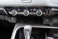 エアコンの操作パネルの下に収納スペースをレイアウト。その左右にはそれぞれUSBソケットが付いている。