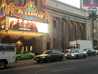 エル・カピタン・シアター前で。いずれも、もはや懐かしさを感じてしまう「トヨタ・カムリ」と「スバル・インプレッサ」。