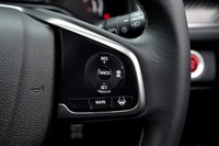 運転支援システムのスイッチは、ステアリングホイールの右側スポークに集約されている。