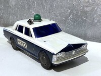 もう1台の「クラウン」も同じく白×紺であるものの、フロントフードは日本のパトロールカーに似たグラフィックである。