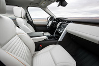 インテリアは雰囲気も質感も「レンジローバー」に近づいた。