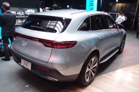 排出ガスとは無縁のEV「EQC」に排気管は備わらない。リアバンパー下方に見られるのはクロームのアクセント。