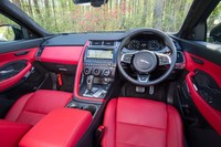 ステアリングホイールの形状やセンターパネルの造形などは、同じジャガーのピュアスポーツ「Fタイプ」と同様のデザインを採用している。