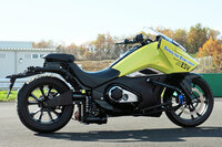 “スタンドなし”の状態で自立する「ライディングアシスト2.0」の試作車。車体と後輪の間にある揺動機構でバランスをとる仕組みだ。