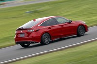 操舵の応答性や路面からのインフォメーションについては、先代よりも新型のほうが明らかに上。静粛性の高さも印象的だった。