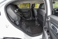 サスペンションの基部などを強化しつつ、基本的なプラットフォームは先代モデルから踏襲。後席座面のチップアップなどは、ホンダが誇るセンタータンクレイアウトならではの機能だ。