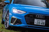 大型化されたシングルフレームグリルや往年の「クワトロ」をモチーフにしたというボンネット先端のエアインテーク、バンパー両サイドの五角形のインテークなどが目を引くフロントフェイス。これらはスポーツモデル「S4」とも共通する意匠である。