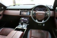 インテリアデザインにもリダクショニズムの考えが取り入れられている。インパネの中で“ボタン”と呼べるものはハザードスイッチくらいで、他の操作はタッチスクリーン、またはステアリングスイッチで行う。