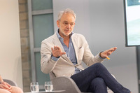 BMWのデザイン部門を統括する、エイドリアン・ファン・ホーイドンク氏。「コンコルソ・デレガンツァ・ヴィラデステ」にて併催されたデザイントークショー「ART＆MOBILITY」にて。