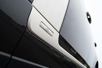 ボディーサイドのアクセントも「プラチナアトラス」。ランドローバーのチーフクリエイティブオフィサーであるジェリー・マクガバンの手になる「fifty」ロゴも添えられる。