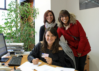 筆者の新しい運転免許証を用意してくれたプラティケ・アウトのエリーザさん（写真手前）とミレーナさん（後列左）、そしてチンチアさん（後列右）。
