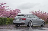 ホイール周辺のブリスターフェンダーが印象的なリアビュー。ボディーの全幅はノーマルの「A4アバント」比で25mm拡大（1840→1865mm）されている。