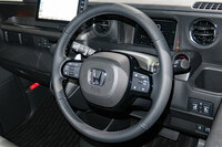 軽乗用車のかいわいでは、依然として豪華装備の革巻きステアリングホイール。たいていのモデルにおいて、カスタム系の上級グレードにしか設定がない。　
	ほった「軽ではステアリングカバーを巻くオーナーも多いし、あまり需要がないという話も聞きますしね」