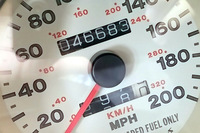 車載の距離計の数値って、実はけっこうテキトーなうえ、クルマによって“出方”がまちまちだったりする。気になった方は、高速道路のキロポストや車間距離確認区間の表示を参考に、マイカーの距離計の正確さを確かめてみてください。