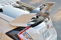 リアスポイラーのウイング部は今回新たに2ピース構造となり、従来より薄型化された。