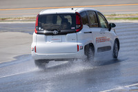 ウエットブレーキ時の性能比較では、「エコピアNH200」よりも「フィネッサHB01」のほうが新品時で15％、2万km走行後でも12％ほど制動距離が短いと説明される。