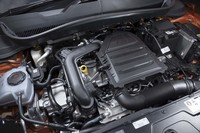 フロントに横置きされる1リッター直3ターボエンジンは最高出力116PS/5000-5500rpmと最大トルク200N・m/2000-3500rpmを発生。ガソリン粒子フィルターを備えている。