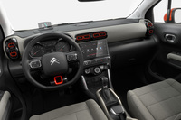 レジスター（エアコン吹き出し口）とステアリングホイール下部にオレンジのアクセントが採用された「C3エアクロス」のインテリア。