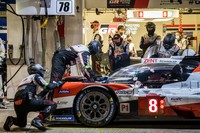 ルマンでは、走行とピット作業が夜通し繰り返される。トラブルがあってもなくても、過酷なレースには違いない。