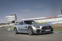 「AMG GT」シリーズの新たなフラッグシップモデル「AMG GT Rプロ」。レーシングマシン「GT3」「GT4」のノウハウを注いで開発された。